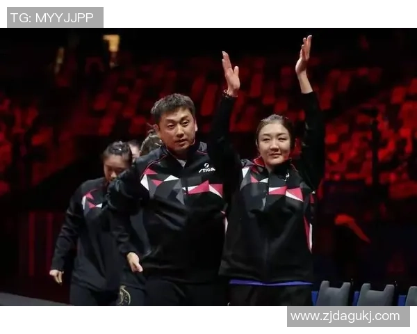 全运会颁奖礼：陈梦笑脸绚烂，孙颖莎高兴，山东队员高举双手登台